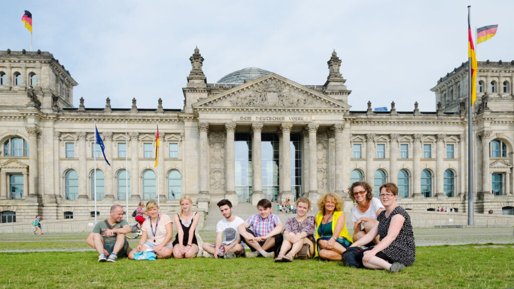 Stadtspaziergänge, hier zum Reichstag, sind Teil des Freizeitprogramms.