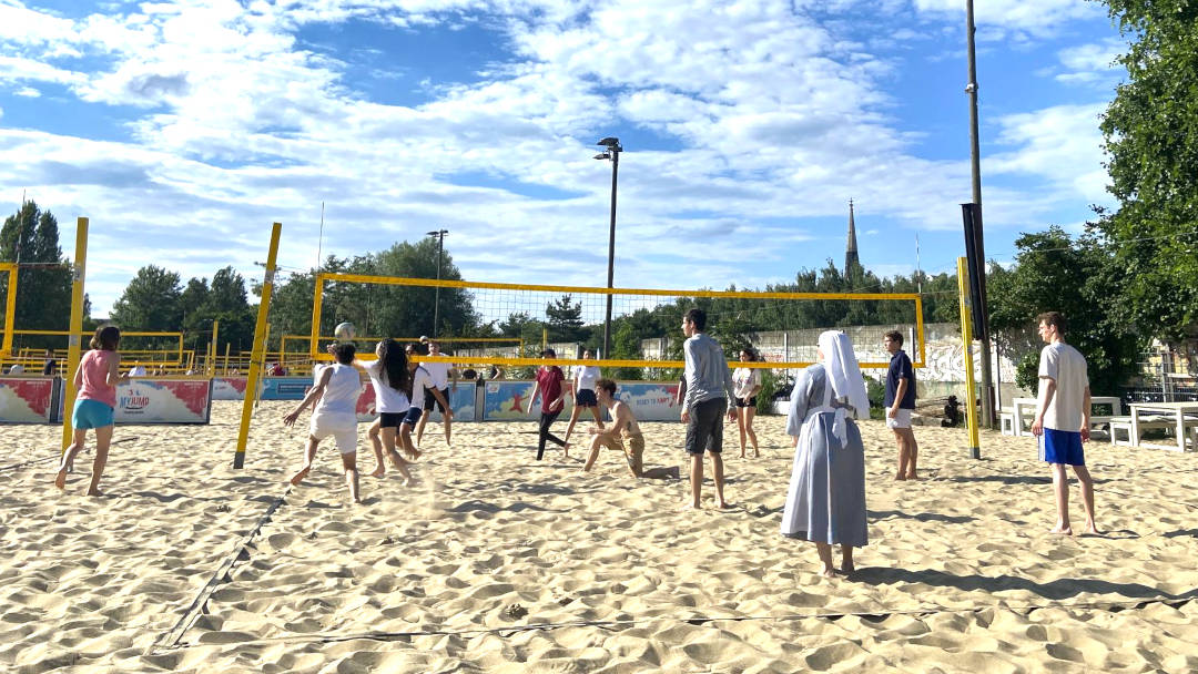 Beim Beach-Volleyball in der Nähe des Instituts