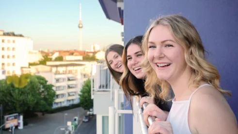 Schülerzimmer mit Balkon und Aussicht über Berlin