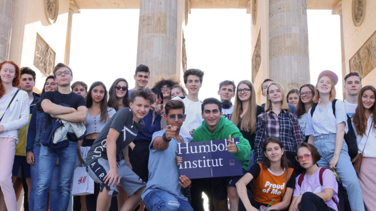 Os alunos de nossos cursos de verão de alemão em Berlim, em frente ao Portão de Brandenburgo