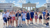 Les élèves de nos cours d'allemand d'été à Berlin devant la porte de Brandebourg