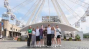 Schüler vor dem Riesenrad in Köln