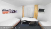 Una vista panorámica de 360° de la habitación de dos camas