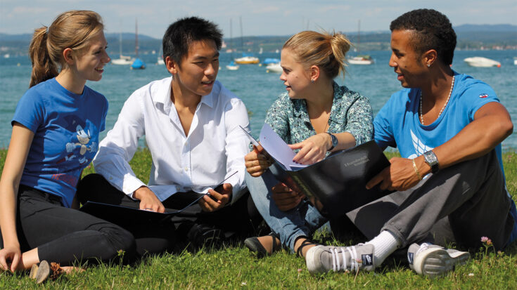 Des élèves en train d'étudier ensemble au bord du lac de Constance