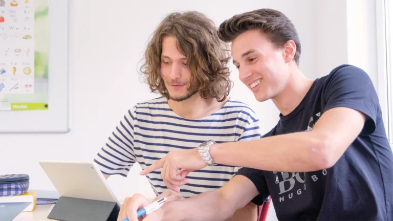 Élèves devant leur tablette