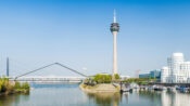 La tour du Rhin et le port des médias - deux emblèmes de Düsseldorf