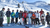 Étudiants faisant du ski