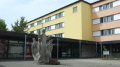 A escola e o prédio do internato