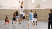 Jugar al voleibol en el gimnasio de la casa